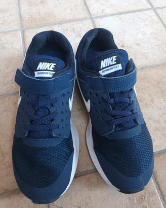Due paglia di scarpe Nike