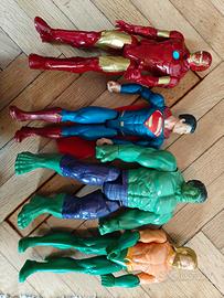 13personaggi Marvel Avengers e DC Comics