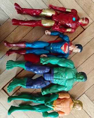 13personaggi Marvel Avengers e DC Comics