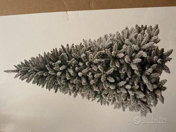 Albero di Natale con neve