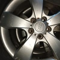 cerchi più gomme di auto  a4