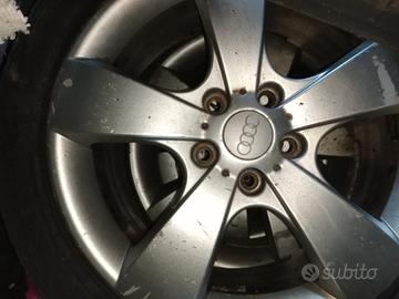 cerchi più gomme di auto  a4