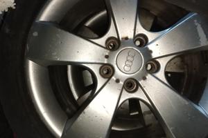 cerchi più gomme di auto  a4