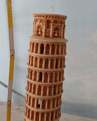 Statua della torre di Pisa