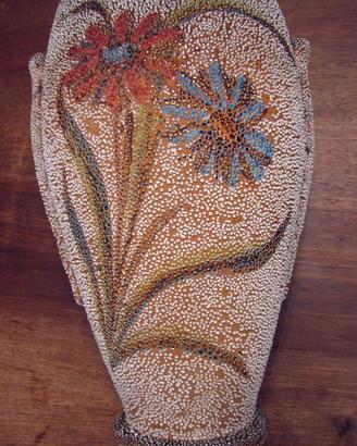 Vaso vintage a fiori in terracotta con lavorazione