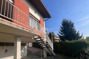 VILLA A SCHIERA D'ANGOLO A ALZANO LOMBARDO