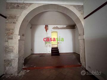 Particolare locale commerciale in pietra