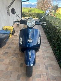 Vespa 300 gts blu
