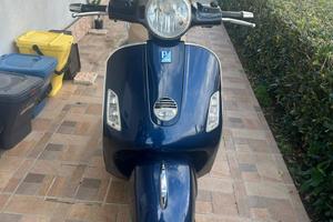 Vespa 300 gts blu