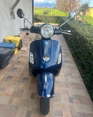 Vespa 300 gts blu