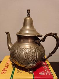 teiera Arte nouveau in metallo 