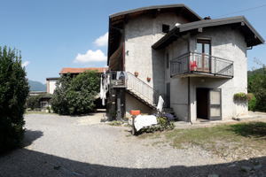 Abitazione e prefabbricato agricolo