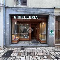 MONOLOCALE A MESAGNE