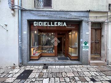 MONOLOCALE A MESAGNE