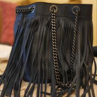 Borsa  con frange blu in pelle