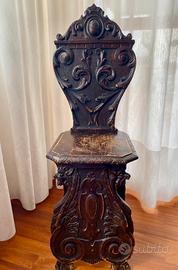 Sedia sgabello d’epoca in legno intagliato