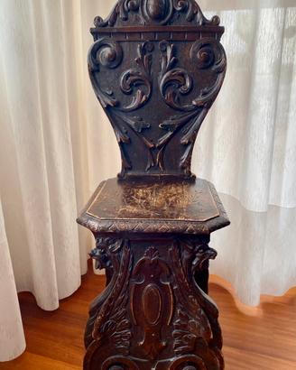 Sedia sgabello d’epoca in legno intagliato
