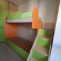 Cameretta con cabina armadio e letto a castello