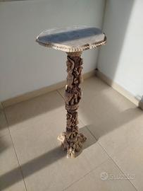 Colonna portavaso scolpita in resina