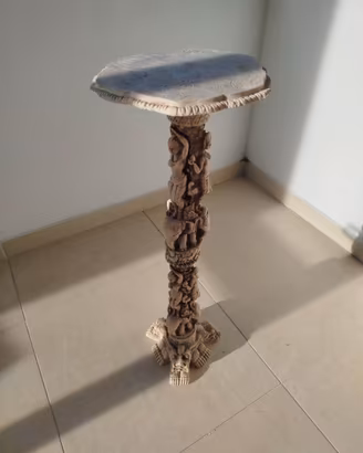 Colonna portavaso scolpita in resina