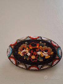 Spilla vintage in micro mosaico di vetro su ottone