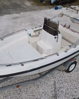 Barca open 5 metri autosvuotante
