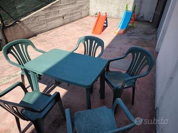 Tavolo da giardino e sedie