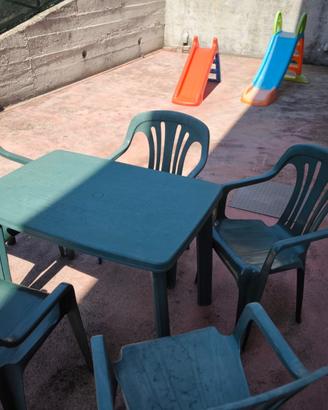 Tavolo da giardino e sedie
