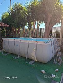 piscina con scaletta