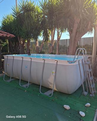 piscina con scaletta