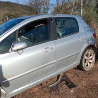 Peugeot incidentata per pezzi