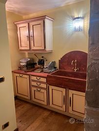 Cucina con marmo e lavastoviglie