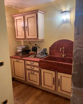 Cucina con marmo e lavastoviglie