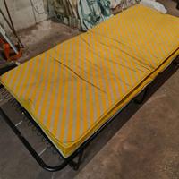 Letto pieghevole con doppio materasso
