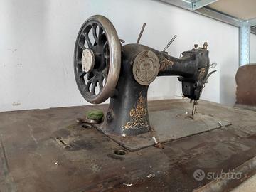 Antica macchina da cucire d’epoca con base in legn