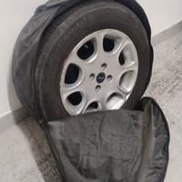 Pneumatico con cerchio in lega.