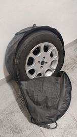 Pneumatico con cerchio in lega.