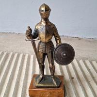 Armigero cavaliere medievale in bronzo