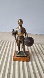 Armigero cavaliere medievale in bronzo