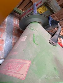 Spandiconcime con convogliatore interfilare