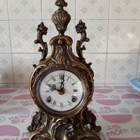 Orologio in ottone con carica meccanica con apposi