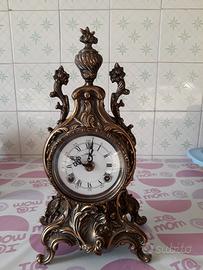 Orologio in ottone con carica meccanica con apposi