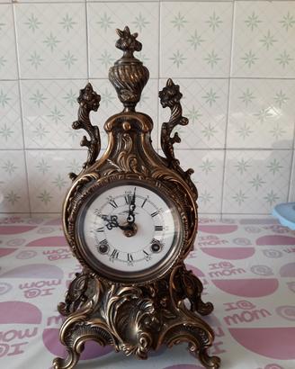 Orologio in ottone con carica meccanica con apposi