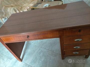 scrivania in legno