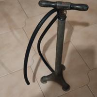 pompa da pavimento vintage con manico in legno