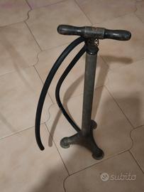 pompa da pavimento vintage con manico in legno