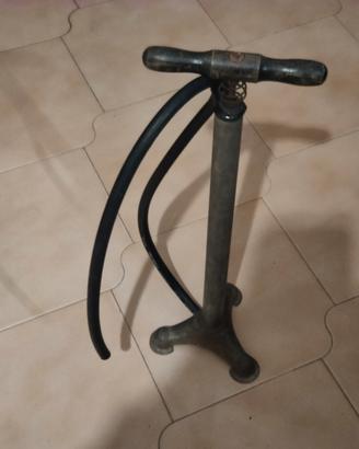 pompa da pavimento vintage con manico in legno