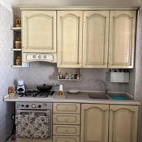 Cucina con tavolo e sedie