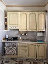 Cucina con tavolo e sedie