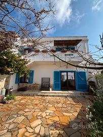 Villetta bilivelli con giardino e terrazza